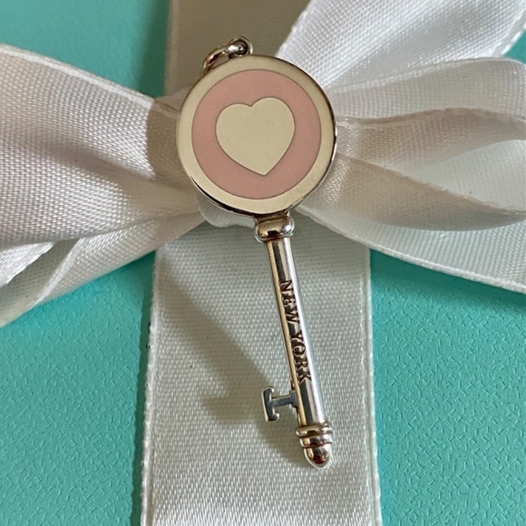 New Tiffany & Co. Tiffany pink Heart Key New York Charm for Pendant Bracelet - Picture 6 of 8
